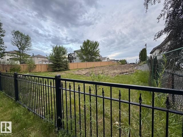 131 HAYWARD Crescent NW  Edmonton, AB T6R 3G3