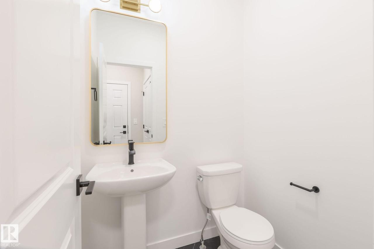 8287 Kiriak Loop Sw, Edmonton, AB - Indoor Photo Showing Bathroom