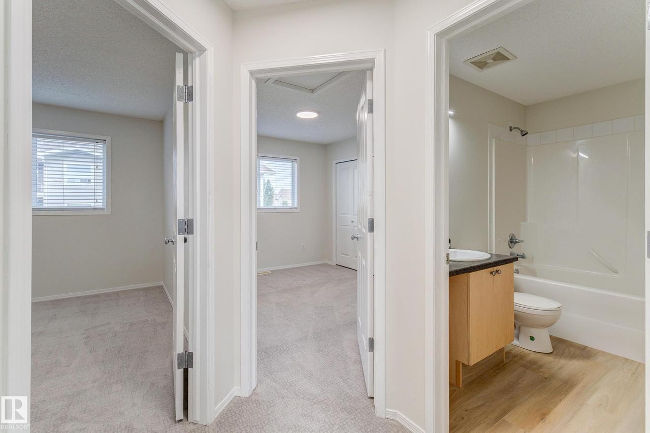 9145 Scott Crescent Nw, Edmonton, AB - Indoor Photo Showing Bathroom