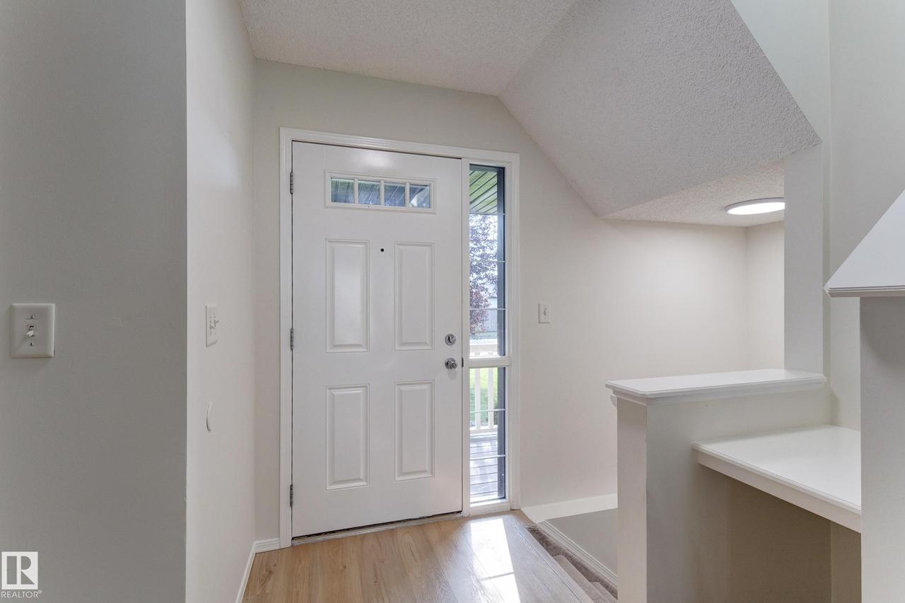 9145 Scott Crescent Nw, Edmonton, AB - Indoor Photo Showing Other Room