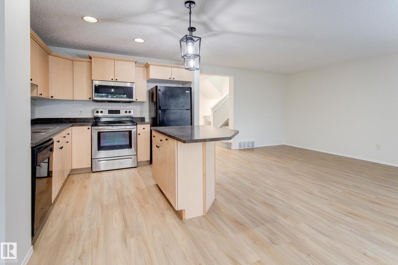 9145 Scott Crescent Nw, Edmonton, AB - Indoor Photo Showing Kitchen