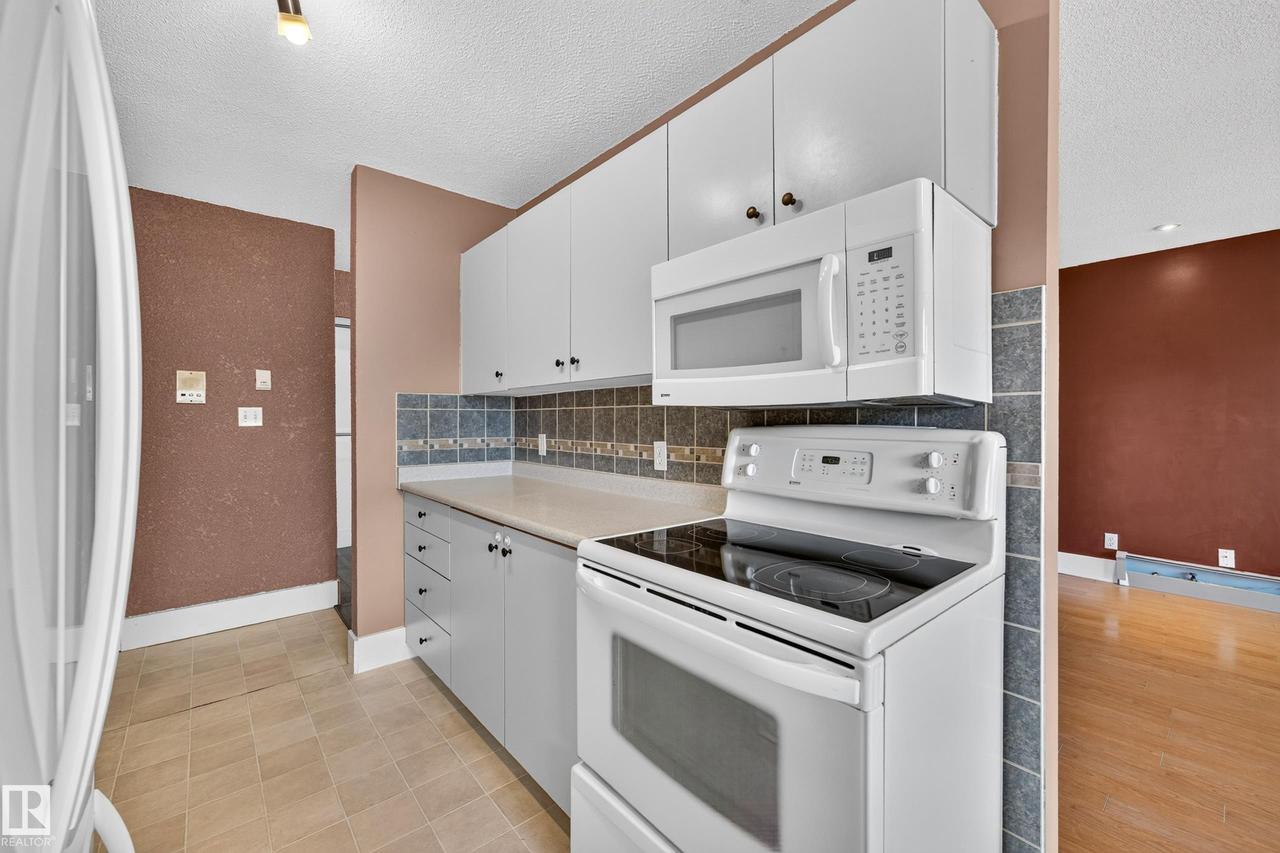 #7 13450 Fort Rd Nw, Edmonton, AB - Indoor Photo Showing Kitchen