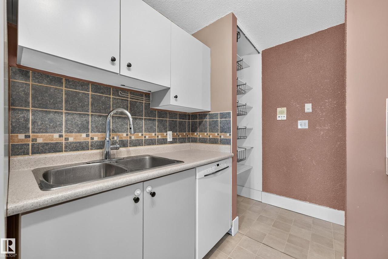 #7 13450 Fort Rd Nw, Edmonton, AB - Indoor Photo Showing Kitchen With Double Sink
