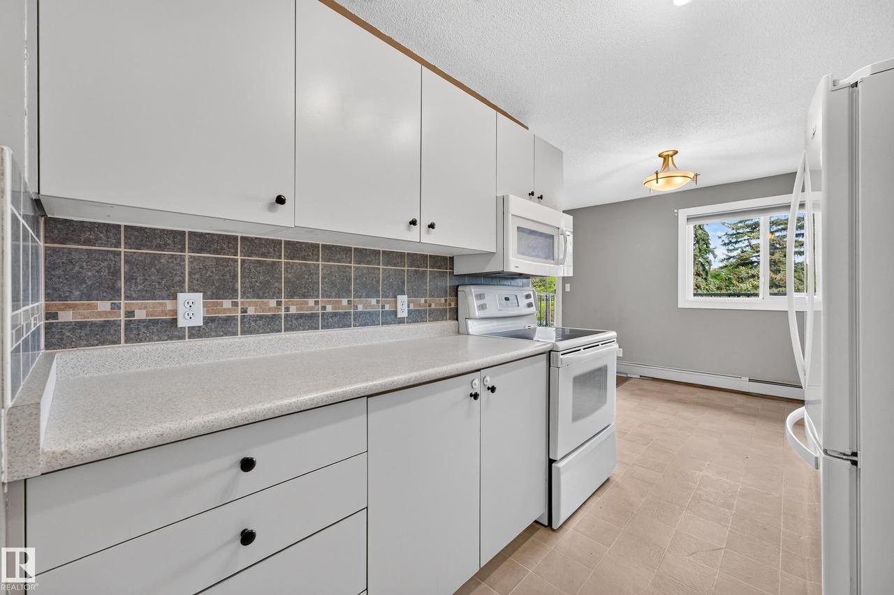 #7 13450 Fort Rd Nw, Edmonton, AB - Indoor Photo Showing Kitchen