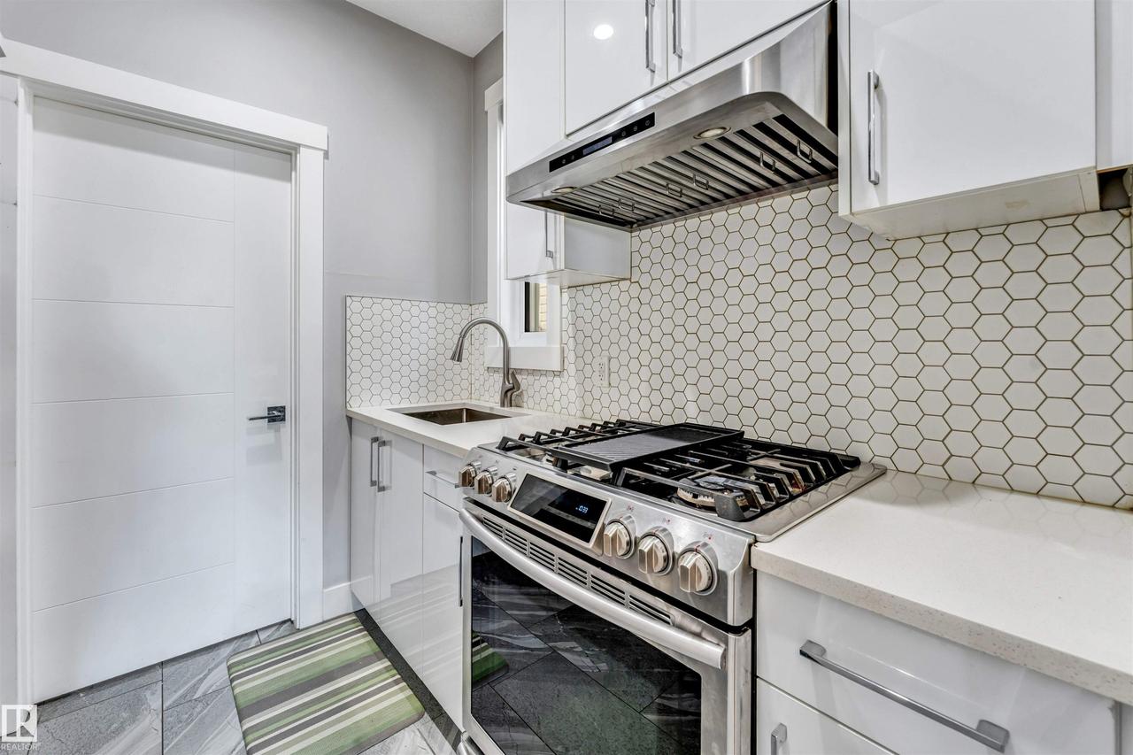 704 172 St Sw, Edmonton, AB - Indoor Photo Showing Kitchen With Upgraded Kitchen