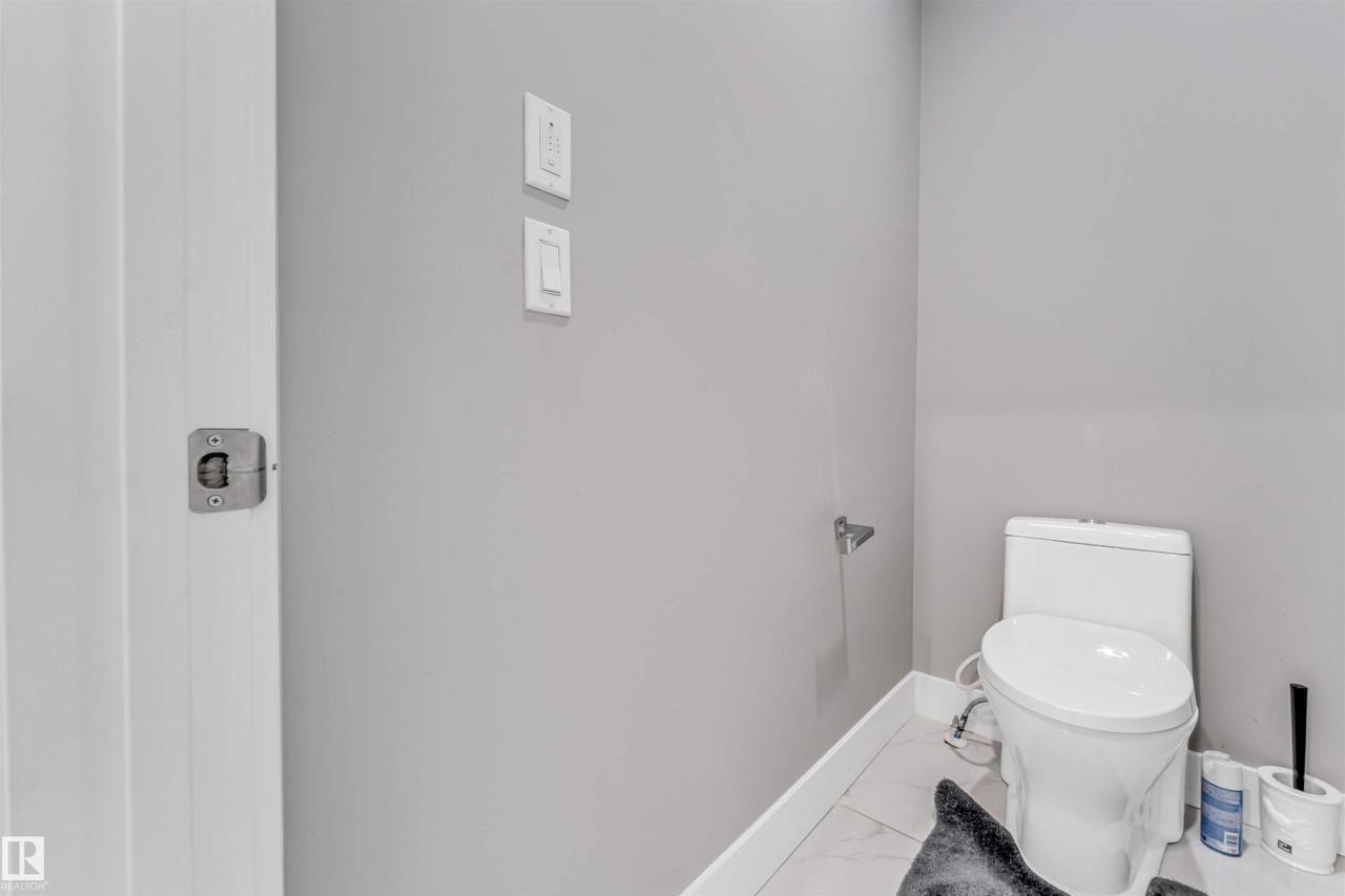 704 172 St Sw, Edmonton, AB - Indoor Photo Showing Bathroom