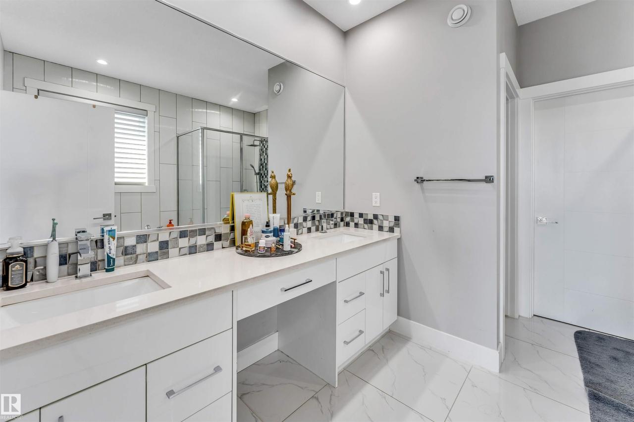 704 172 St Sw, Edmonton, AB - Indoor Photo Showing Bathroom