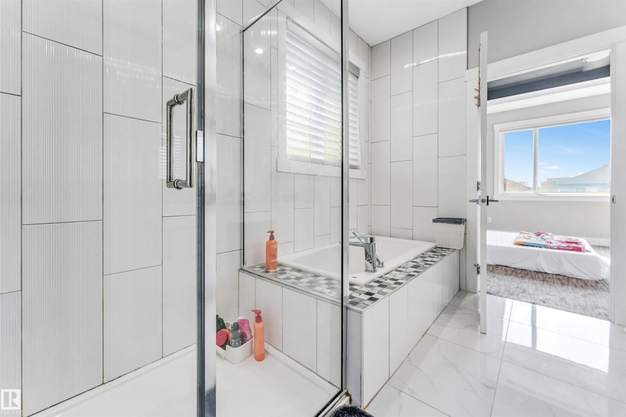 704 172 St Sw, Edmonton, AB - Indoor Photo Showing Bathroom