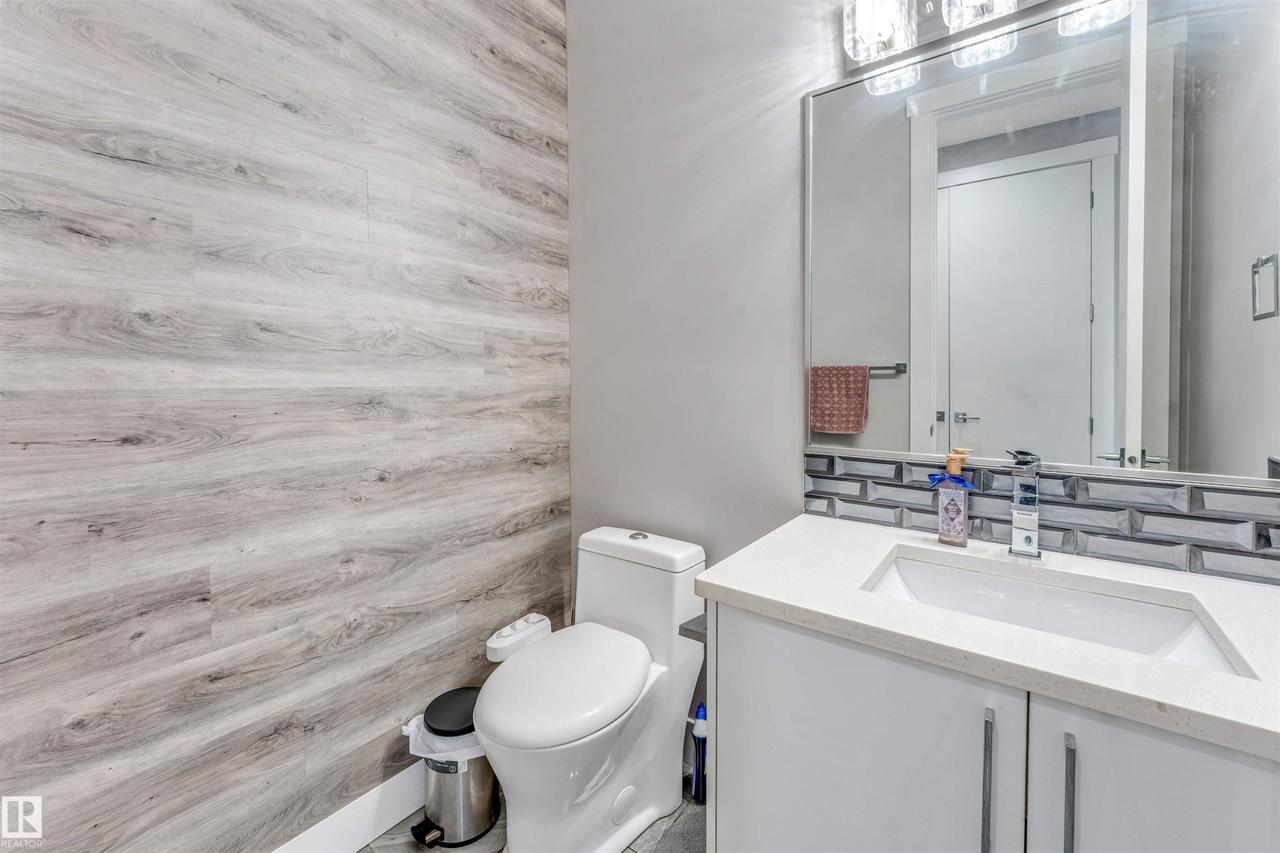 704 172 St Sw, Edmonton, AB - Indoor Photo Showing Bathroom