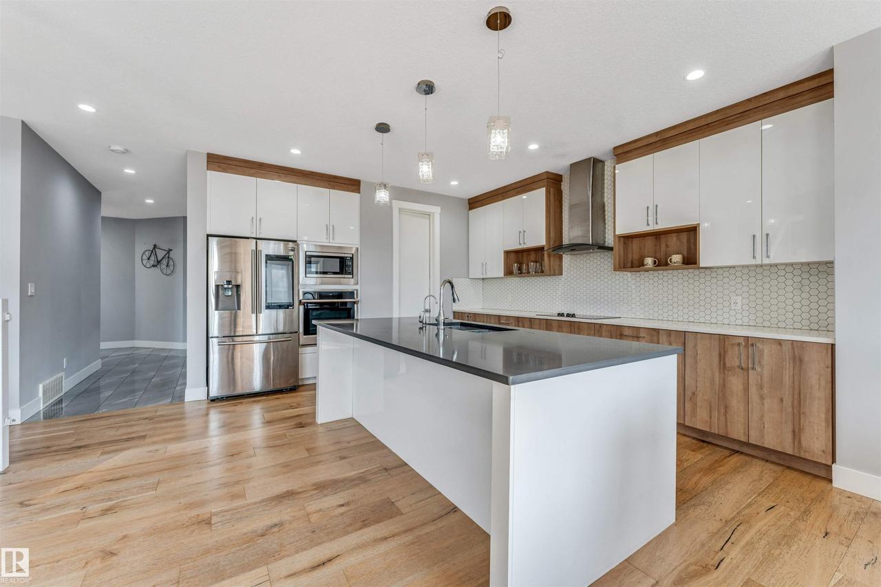 704 172 St Sw, Edmonton, AB - Indoor Photo Showing Kitchen With Upgraded Kitchen