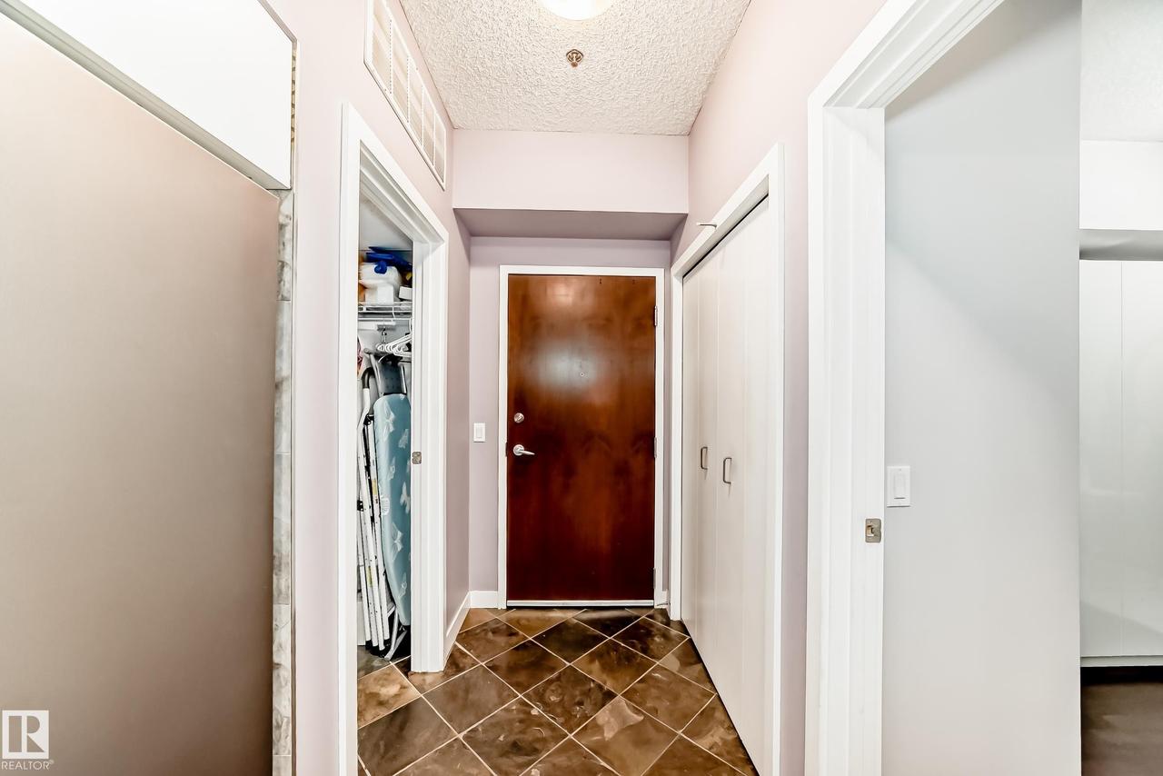 #211 9750 94 St Nw, Edmonton, AB - Indoor Photo Showing Other Room