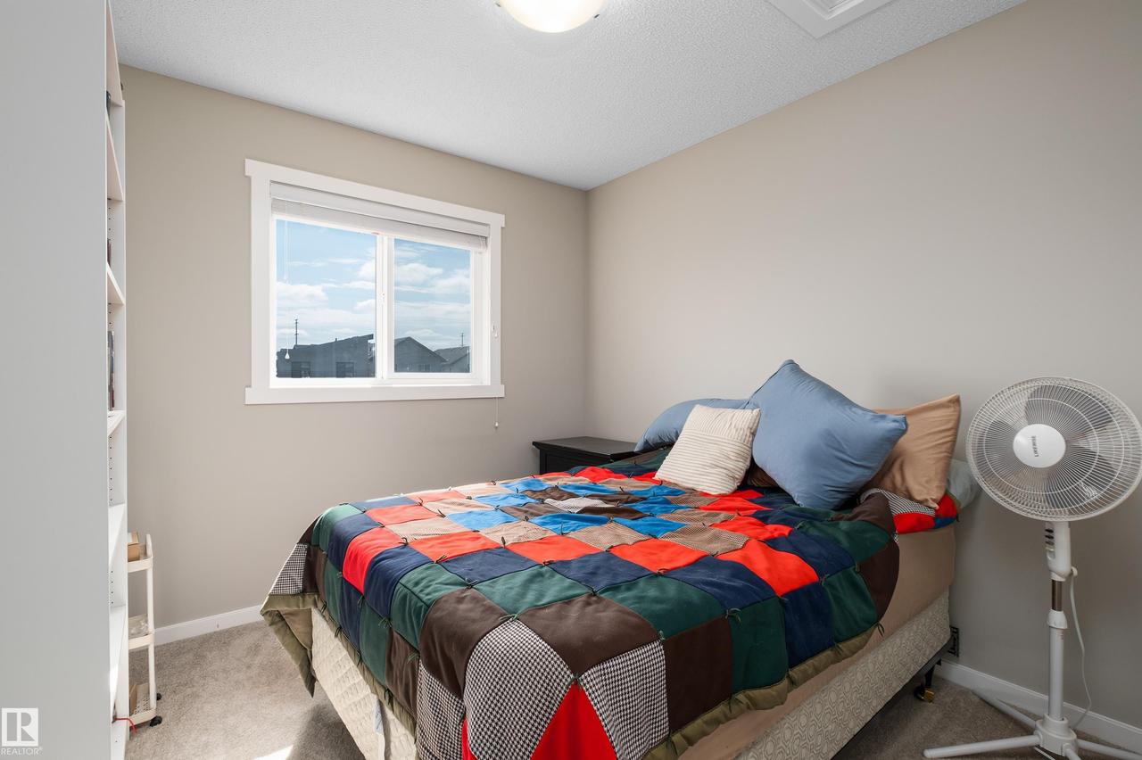 2627 Maple Way Nw, Edmonton, AB - Indoor Photo Showing Bedroom