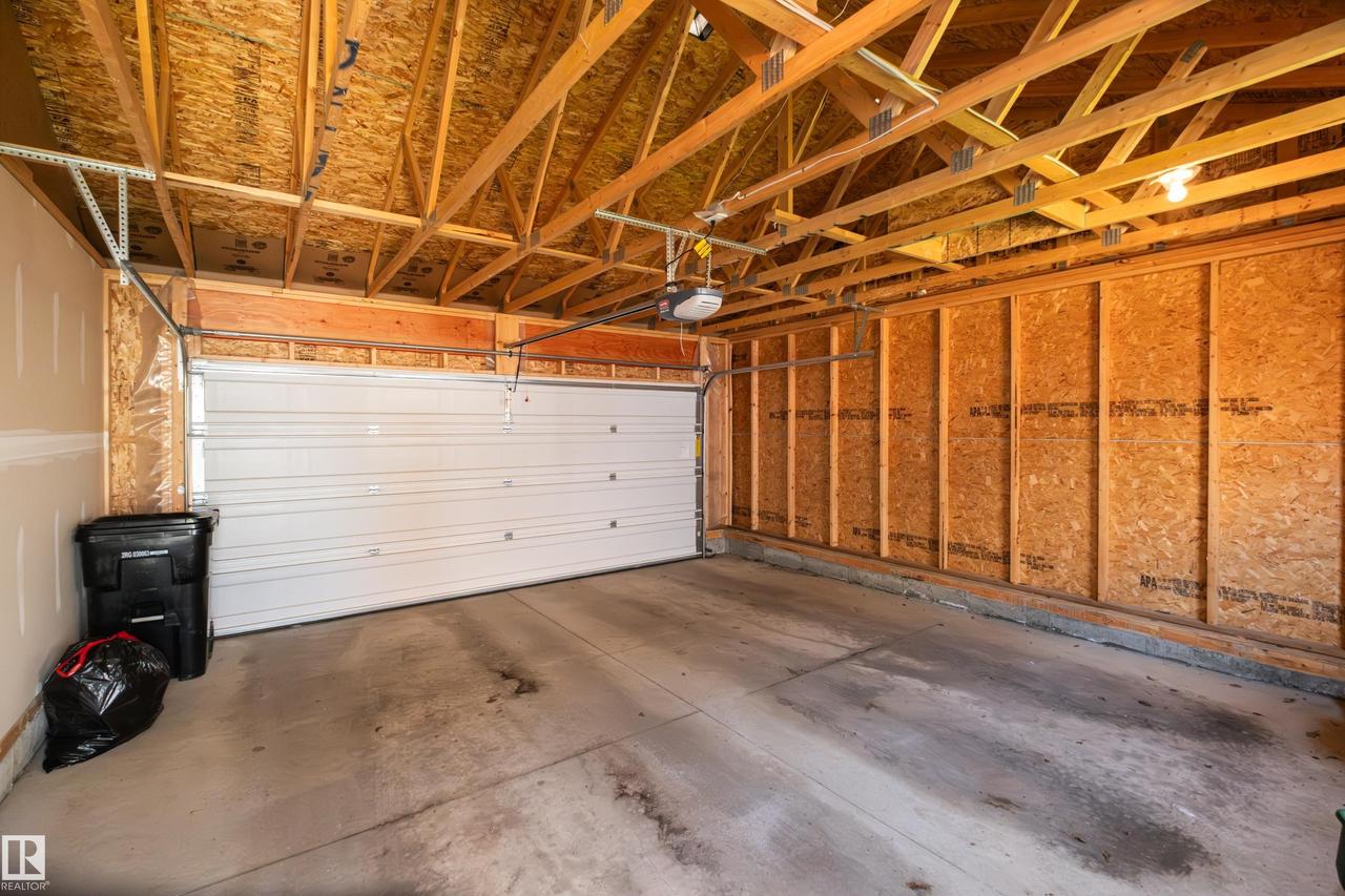 2627 Maple Way Nw, Edmonton, AB - Indoor Photo Showing Garage