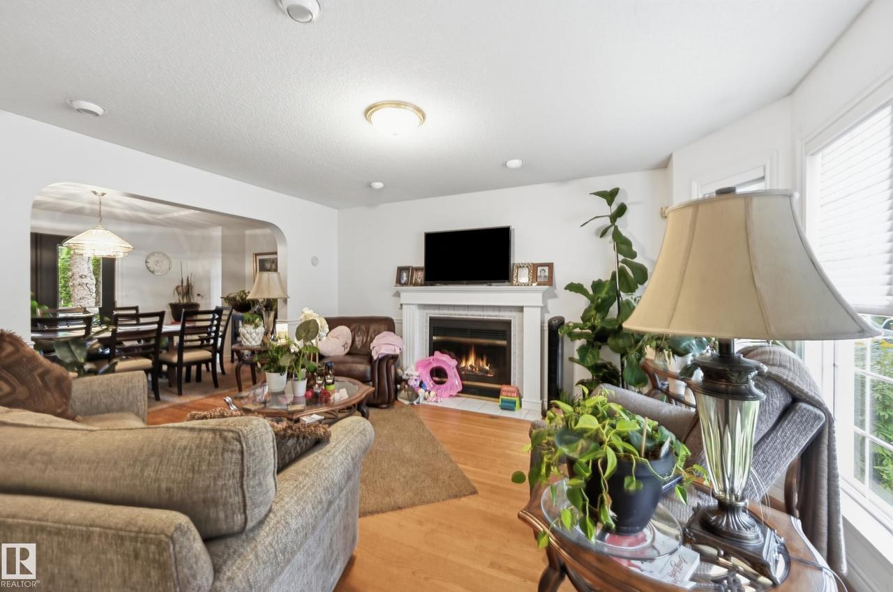Two-story residence with white siding, bay window, and gabled roofline - 14631 Summit Drive Nw, Edmonton, AB - Outdoor