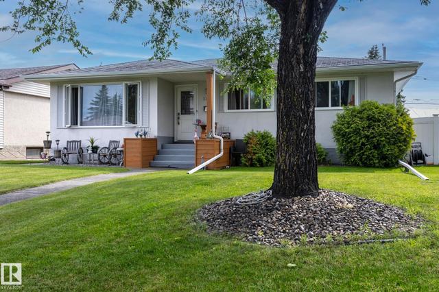 10623 75 Street NW  Edmonton, AB T6A 2Z8