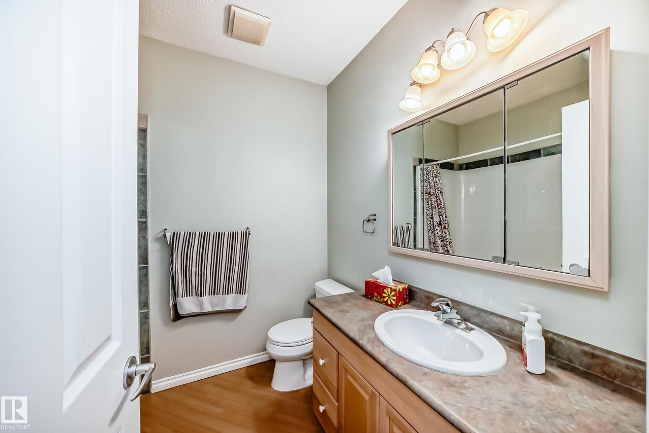 576 Glenwright Crescent Nw, Edmonton, AB - Indoor Photo Showing Bathroom