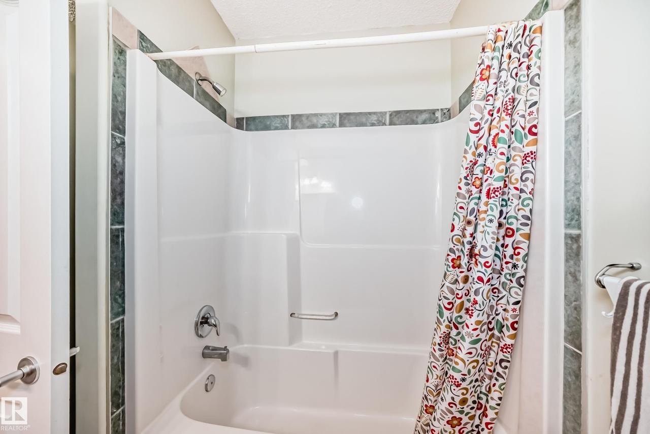 576 Glenwright Crescent Nw, Edmonton, AB - Indoor Photo Showing Bathroom