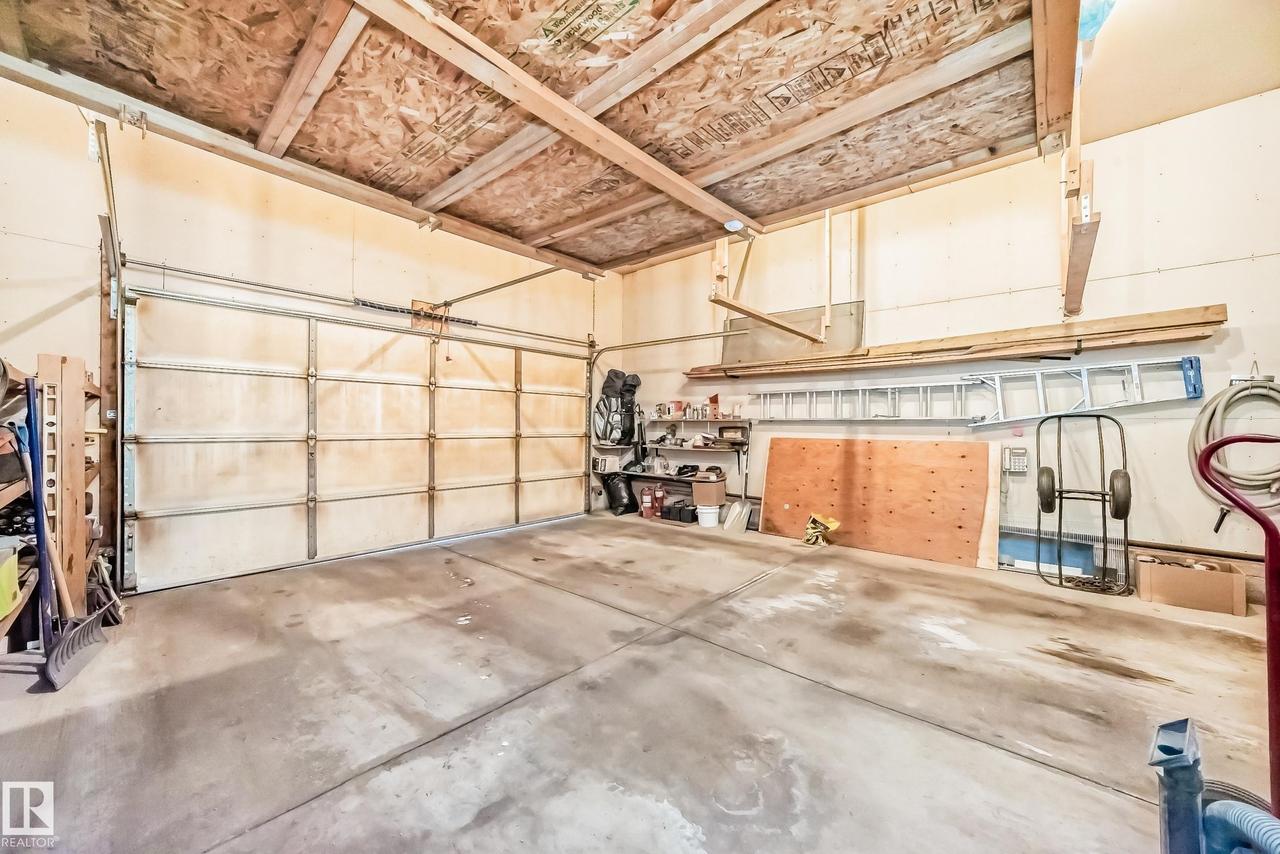 576 Glenwright Crescent Nw, Edmonton, AB - Indoor Photo Showing Garage