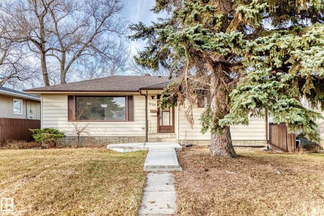 9126 152 St NW  Edmonton, AB T5R 1M4