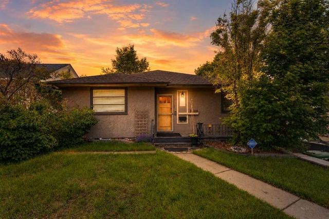 2128 17 Avenue SW Calgary, AB T2T 0G3