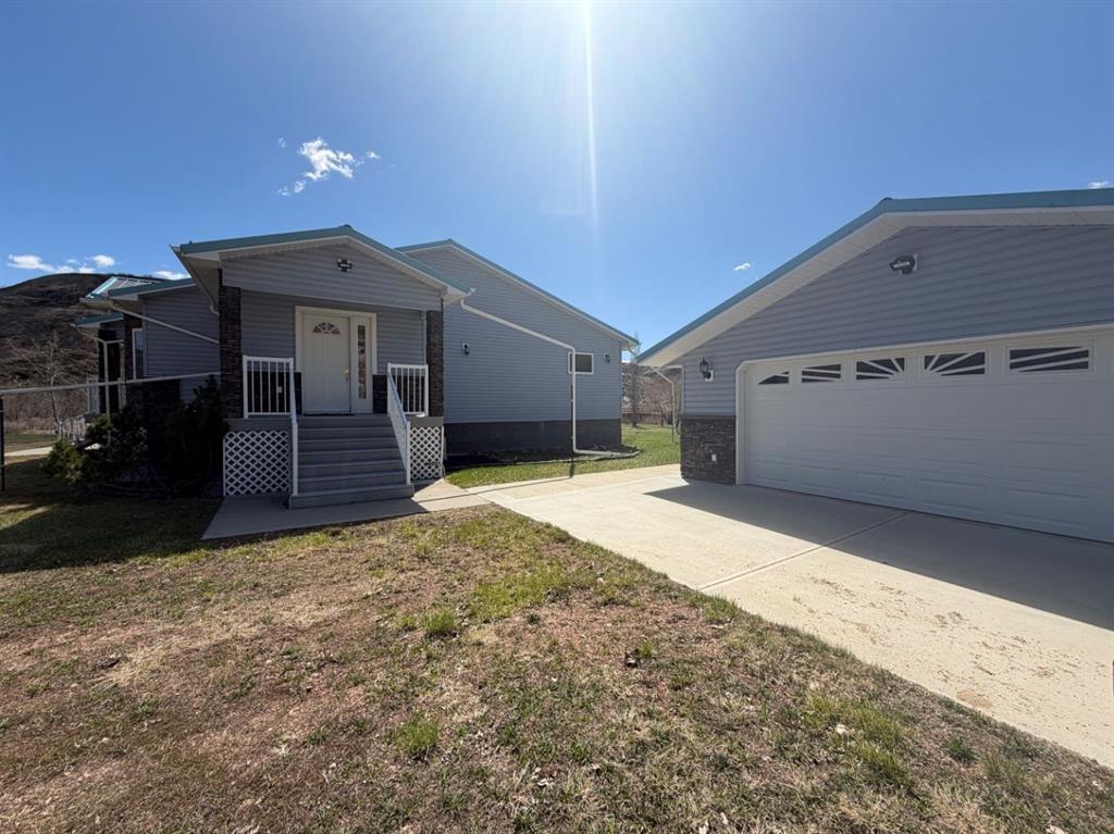 765 Excelsior Avenue, Drumheller, AB - Outdoor