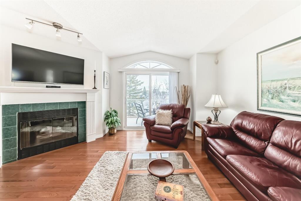 157 Hawkstone Manor Nw, Calgary, AB - Indoor Photo Showing Living Room