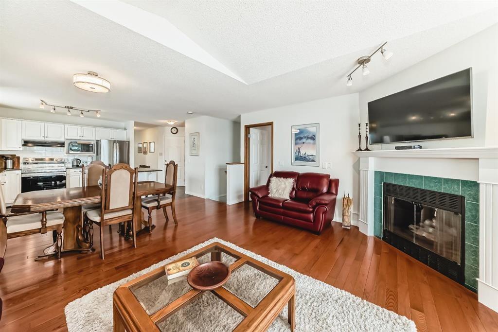 157 Hawkstone Manor Nw, Calgary, AB - Indoor Photo Showing Bedroom