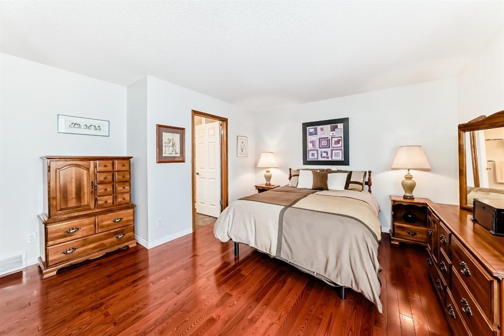 157 Hawkstone Manor Nw, Calgary, AB - Indoor Photo Showing Bathroom