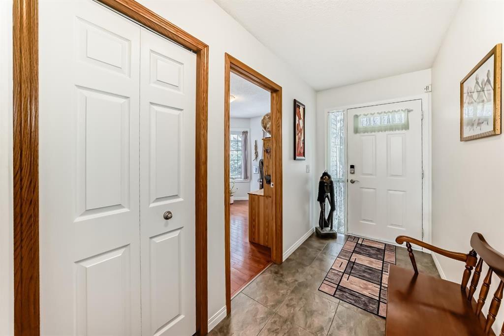 157 Hawkstone Manor Nw, Calgary, AB - Indoor Photo Showing Kitchen With Stainless Steel Kitchen With Upgraded Kitchen