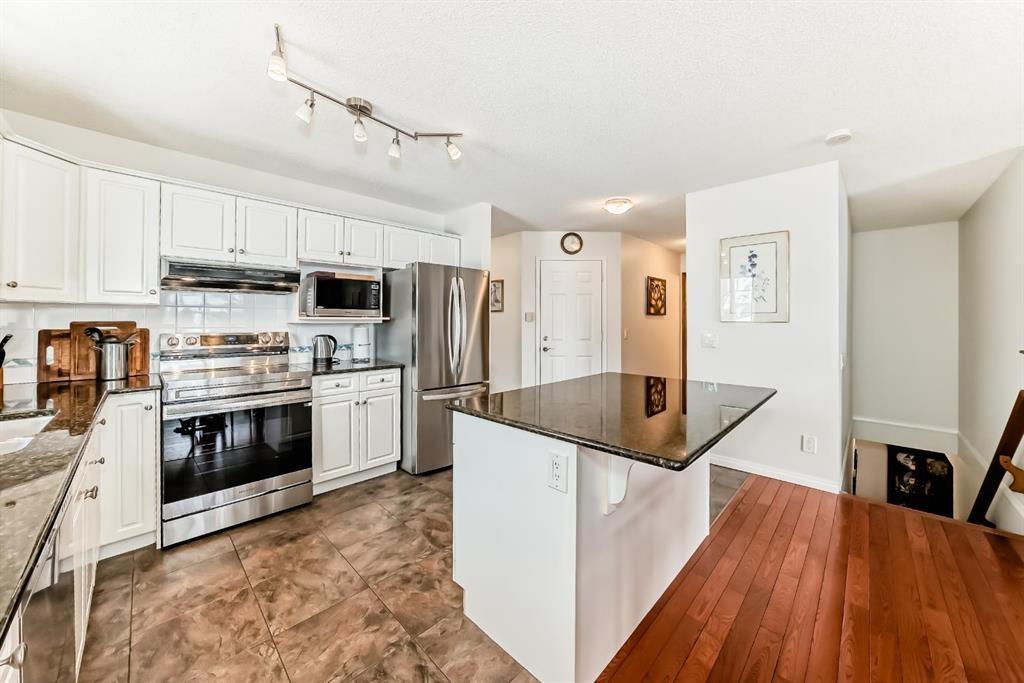 157 Hawkstone Manor Nw, Calgary, AB - Indoor Photo Showing Kitchen With Upgraded Kitchen