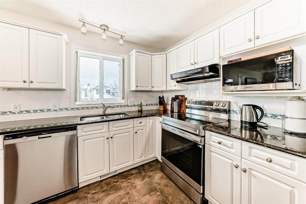 157 Hawkstone Manor Nw, Calgary, AB - Indoor Photo Showing Kitchen With Stainless Steel Kitchen