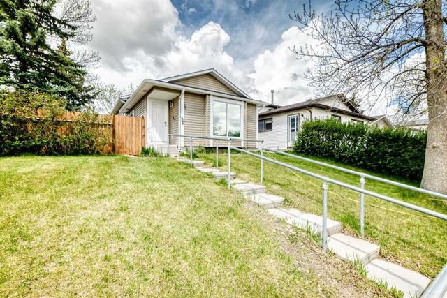 36 Castleglen Way NE Calgary, AB T3J 1T3