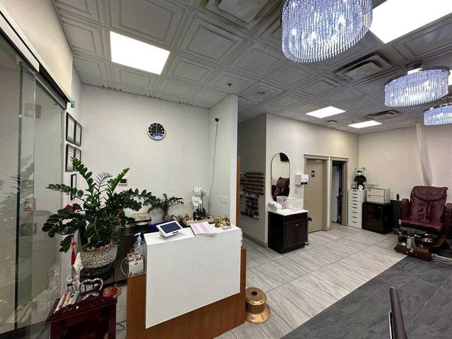 222-1632 14 Avenue NW Calgary, AB T2N 1M7
