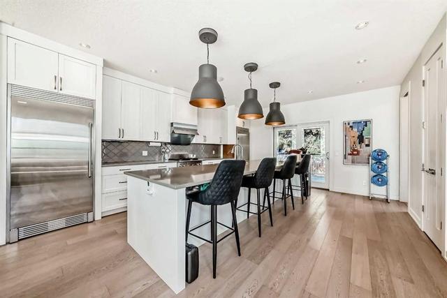 112 Hanover Road SW Calgary, AB T2V 3J4