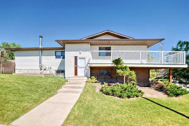 131 Ranchlands Court NW Calgary, AB T3G 1N8