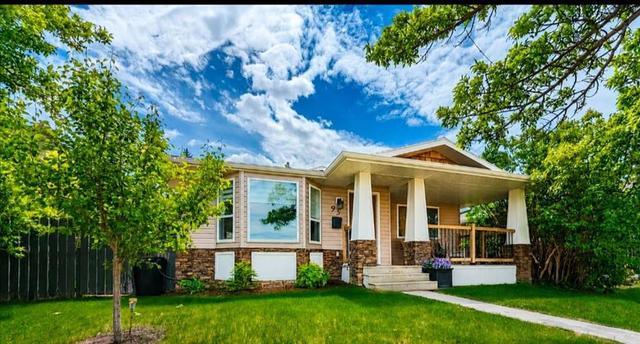 95 Hillgrove Crescent SW Calgary, AB T2V 3K9