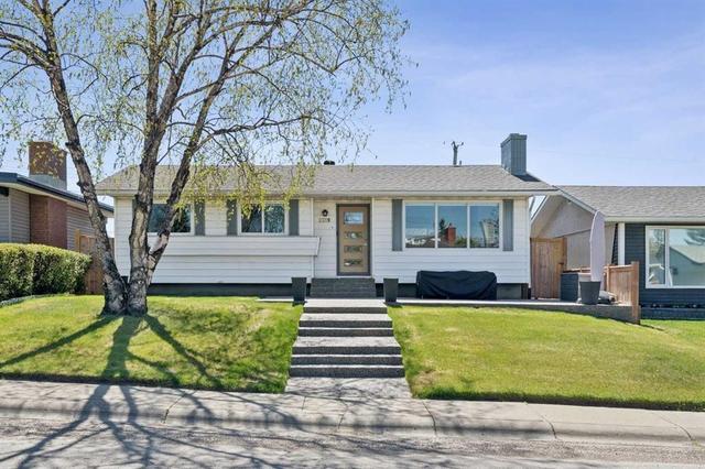 2219 Munro Drive NE Calgary, AB T2E 5Y7