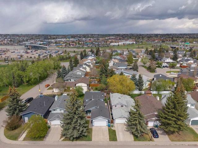 44 Scenic Cove Circle NW Calgary, AB T3L 1N1