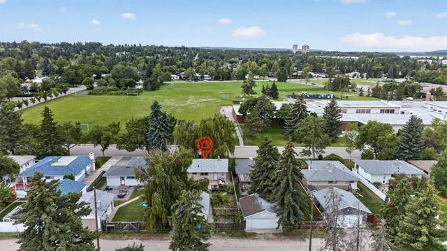 39 Hillgrove Crescent SW Calgary, AB T2V 3K8