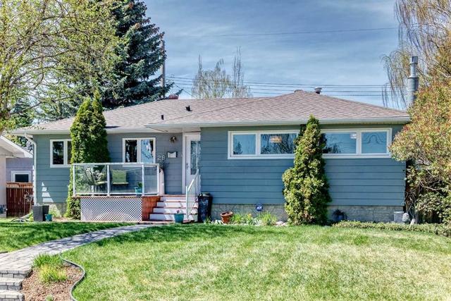 29 Chisholm Crescent NW Calgary, AB T2L 0Y9