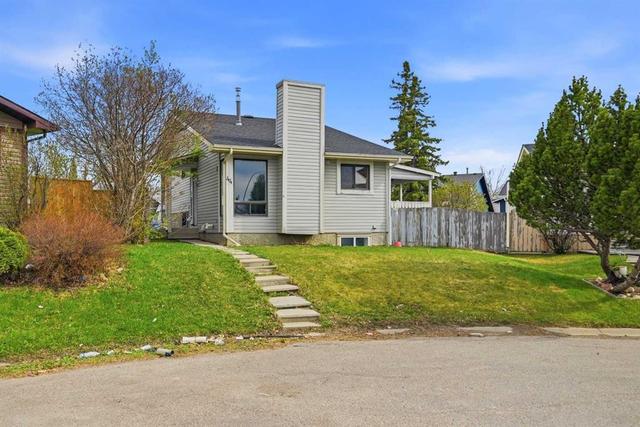 44 Castleridge Close NE Calgary, AB T3J 1Y9