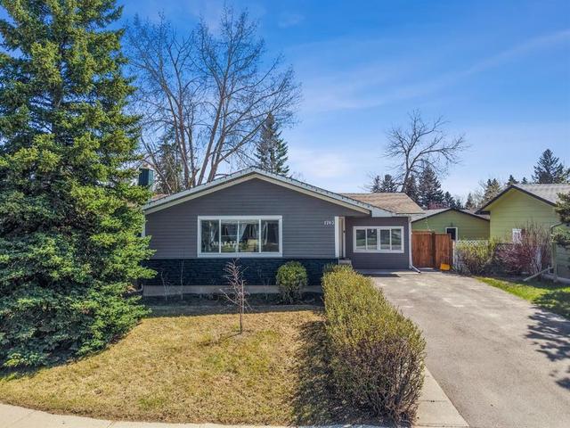 1703 110 Avenue SW Calgary, AB T2W 0E4