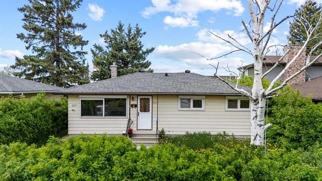616 34 Avenue NE Calgary, AB T2E 2K2