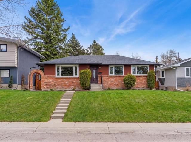 4824 Claret Street NW Calgary, AB T2L 1C1