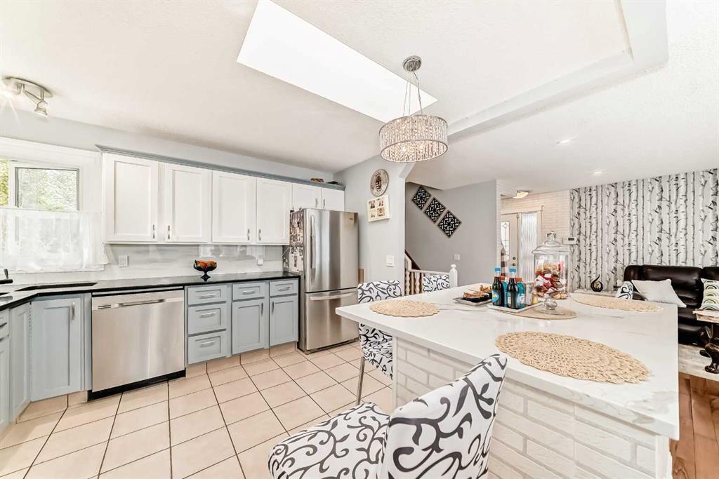 43 Beaconsfield Way Nw, Calgary, AB - Indoor Photo Showing Kitchen With Stainless Steel Kitchen With Upgraded Kitchen