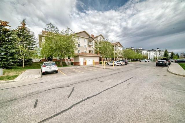 408-16 Country Village Bay NE Calgary, AB T3K 5Y9