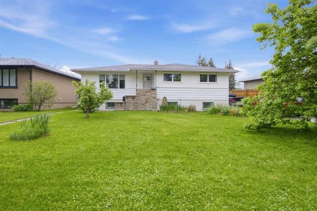 2026 27 Street SE Calgary, AB T2B 0P7