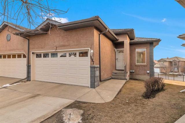 197 Royal Crest View NW Calgary, AB T3G 5W4