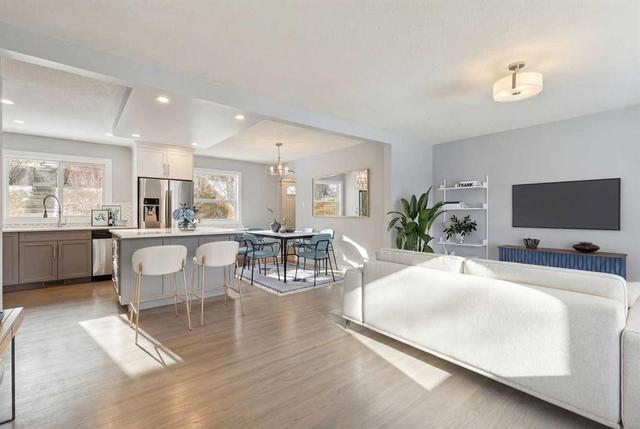 40 Henefer Road SW Calgary, AB T2V 3B4