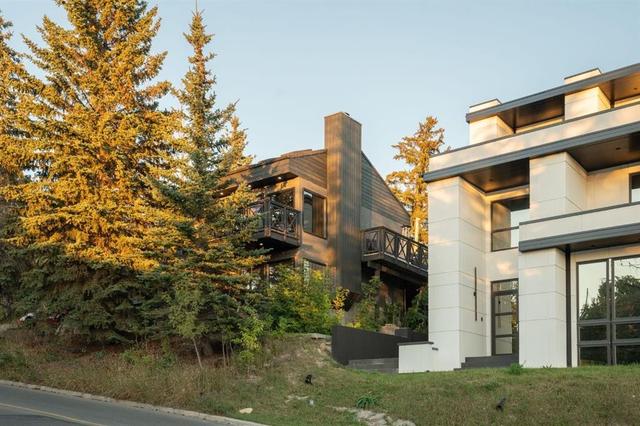 618 10 Street NE Calgary, AB T2E 4M9